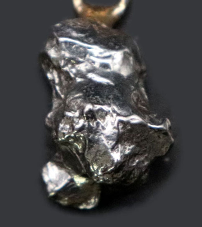 鉄隕石を使ったペンダントトップ、カンポ・デル・シエロ（Campo del Cielo）。シルバーチェーン、高級ジュエリーケース付き（その1）