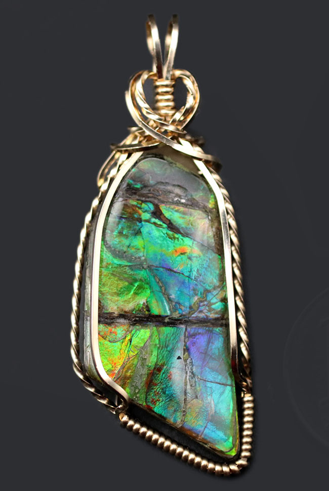 希少色ブルーを呈するアンモライト(Ammolite)を使ったペンダントトップ。金具は厚い14金が圧着されています(14金ゴールドフィル)。チェーン、革紐、ジュエリーケース付き。(その1)