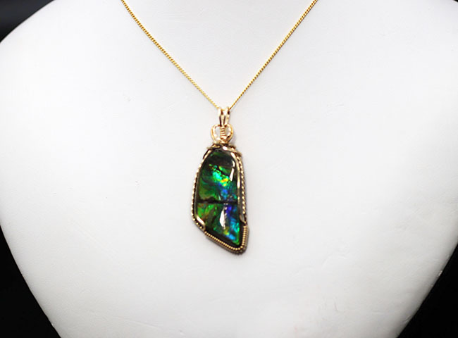 希少色ブルーを呈するアンモライト(Ammolite)を使ったペンダントトップ。金具は厚い14金が圧着されています(14金ゴールドフィル)。チェーン、革紐、ジュエリーケース付き。(その2)