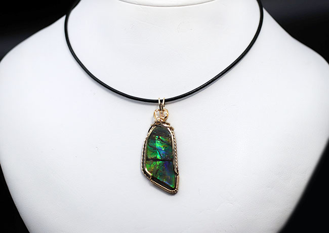 希少色ブルーを呈するアンモライト(Ammolite)を使ったペンダントトップ。金具は厚い14金が圧着されています(14金ゴールドフィル)。チェーン、革紐、ジュエリーケース付き。(その3)