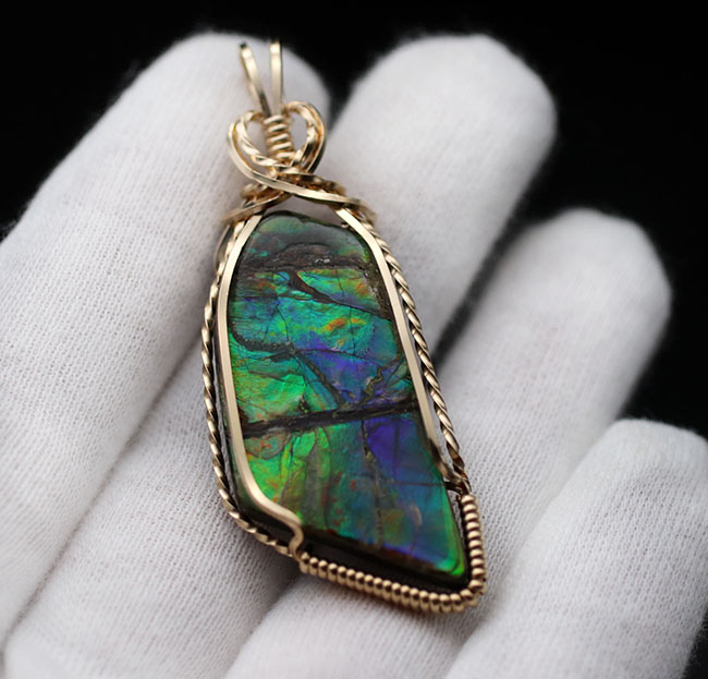 希少色ブルーを呈するアンモライト(Ammolite)を使ったペンダントトップ。金具は厚い14金が圧着されています(14金ゴールドフィル)。チェーン、革紐、ジュエリーケース付き。(その4)