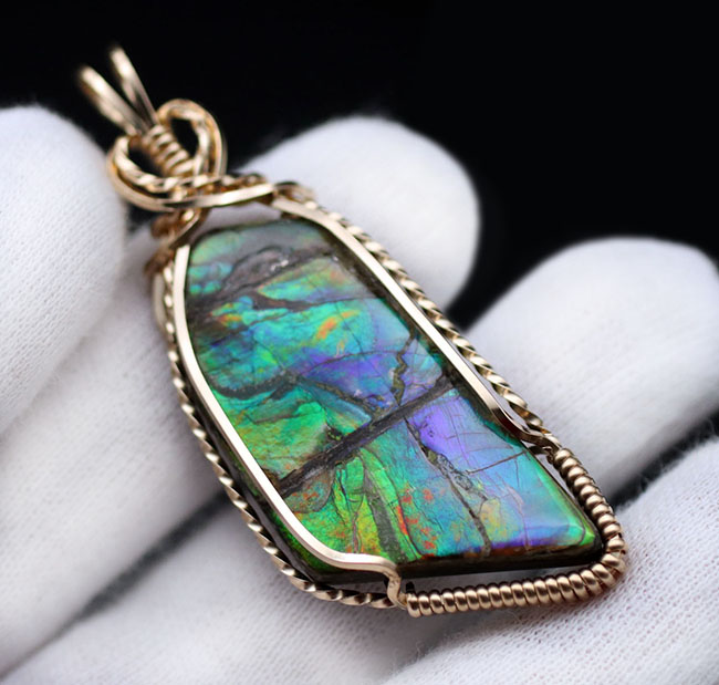 希少色ブルーを呈するアンモライト(Ammolite)を使ったペンダントトップ。金具は厚い14金が圧着されています(14金ゴールドフィル)。チェーン、革紐、ジュエリーケース付き。(その5)