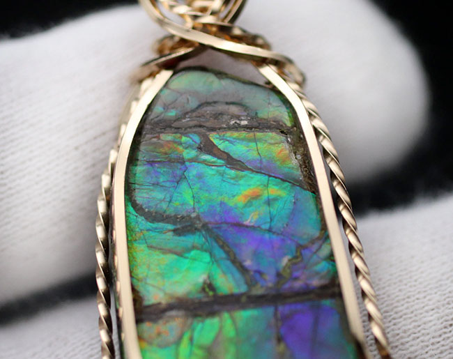 希少色ブルーを呈するアンモライト(Ammolite)を使ったペンダントトップ。金具は厚い14金が圧着されています(14金ゴールドフィル)。チェーン、革紐、ジュエリーケース付き。(その6)