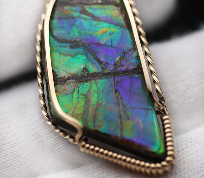 希少色ブルーを呈するアンモライト(Ammolite)を使ったペンダントトップ。金具は厚い14金が圧着されています(14金ゴールドフィル)。チェーン、革紐、ジュエリーケース付き。(その7)
