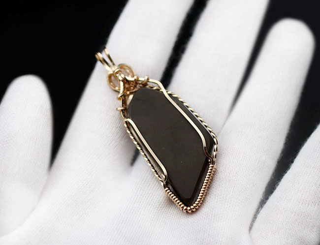 希少色ブルーを呈するアンモライト(Ammolite)を使ったペンダントトップ。金具は厚い14金が圧着されています(14金ゴールドフィル)。チェーン、革紐、ジュエリーケース付き。(その9)