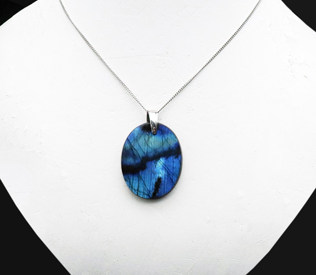 神秘的なブルーを呈する、魅惑の鉱物、マダガスカル産のラブラドライト(Labradorite)を使ったペンダントトップ(シルバーチェーン、高級ジュエリーケース付き))(その3)