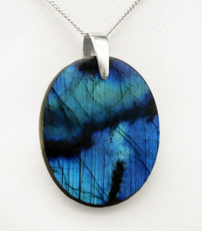 神秘的なブルーを呈する、魅惑の鉱物、マダガスカル産のラブラドライト(Labradorite)を使ったペンダントトップ(シルバーチェーン、高級ジュエリーケース付き))(その4)