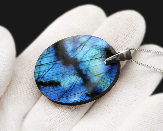 神秘的なブルーを呈する、魅惑の鉱物、マダガスカル産のラブラドライト(Labradorite)を使ったペンダントトップ(シルバーチェーン、高級ジュエリーケース付き))(その5)