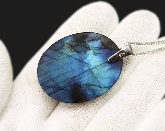 神秘的なブルーを呈する、魅惑の鉱物、マダガスカル産のラブラドライト(Labradorite)を使ったペンダントトップ(シルバーチェーン、高級ジュエリーケース付き))(その6)