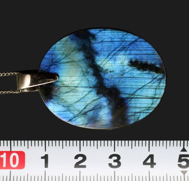 神秘的なブルーを呈する、魅惑の鉱物、マダガスカル産のラブラドライト(Labradorite)を使ったペンダントトップ(シルバーチェーン、高級ジュエリーケース付き))(その8)