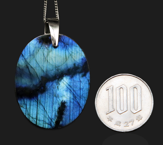 神秘的なブルーを呈する、魅惑の鉱物、マダガスカル産のラブラドライト(Labradorite)を使ったペンダントトップ(シルバーチェーン、高級ジュエリーケース付き))(その9)