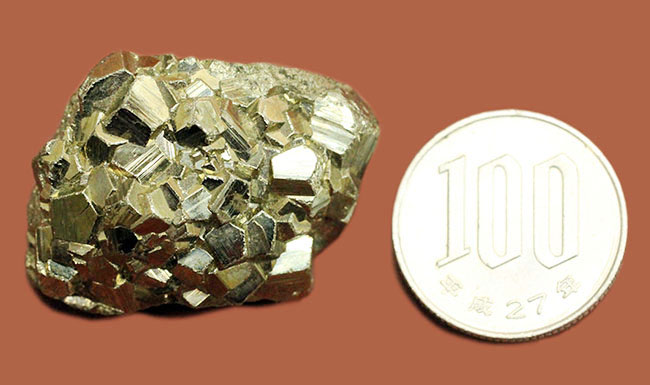 黄金色の鉱物、黄鉄鉱の良質標本（パイライト）（その10）