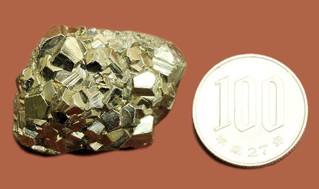 黄金色の鉱物、黄鉄鉱の良質標本(パイライト)(その10)