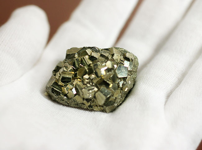 黄金色の鉱物、黄鉄鉱の良質標本(パイライト)(その3)