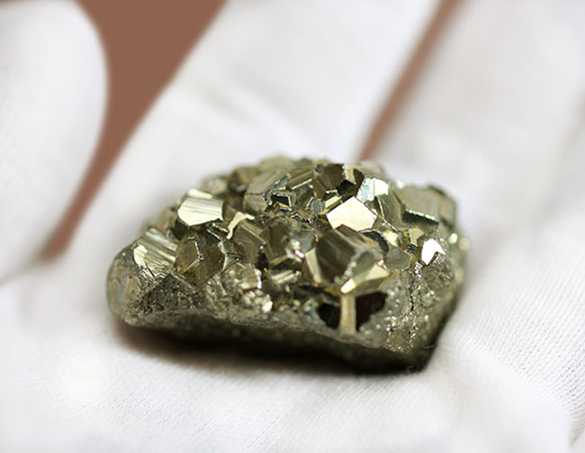 黄金色の鉱物、黄鉄鉱の良質標本(パイライト)(その7)