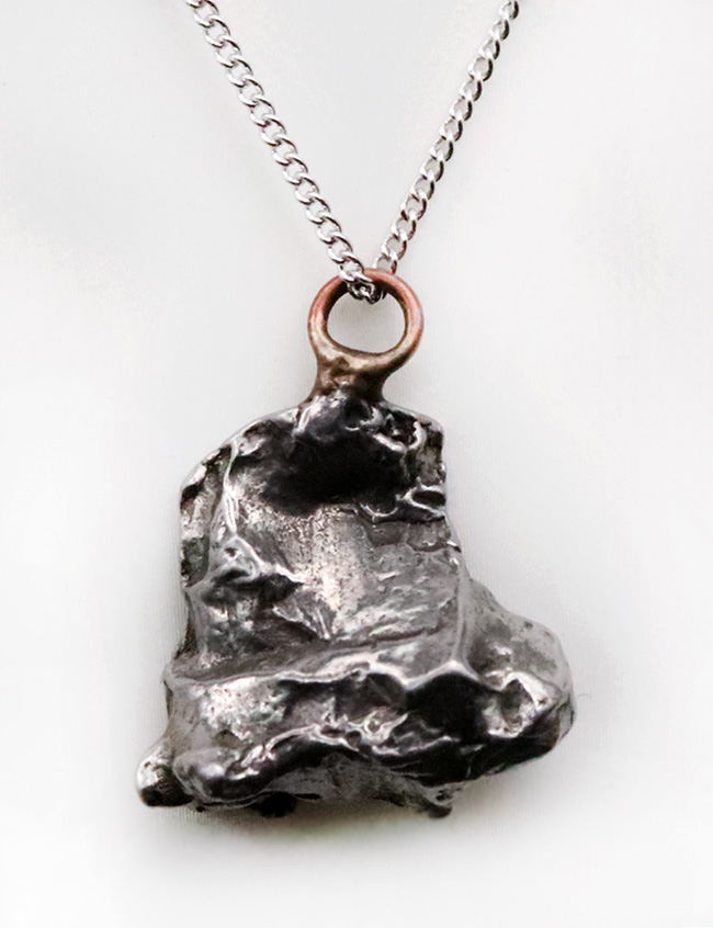 数千年前にアルゼンチンに落下した偶然の産物……鉄隕石カンポ・デル・シエロのペンダントトップ（シルバーチェーン＆高級ジュエリーケース付き）（その2）