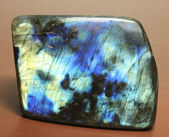 青と緑が共存する鉱物ラブラドライト(Labradorite)（その1）