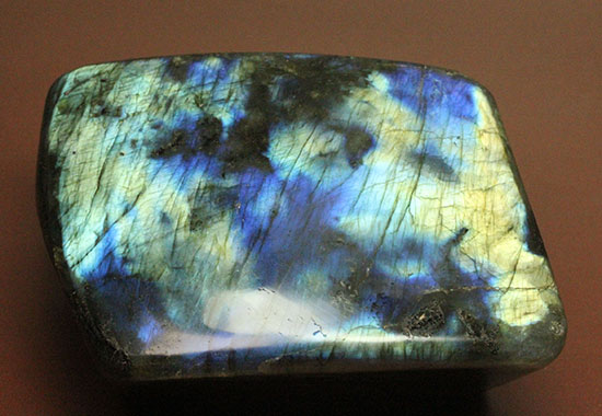 青と緑が共存する鉱物ラブラドライト(Labradorite)（その12）