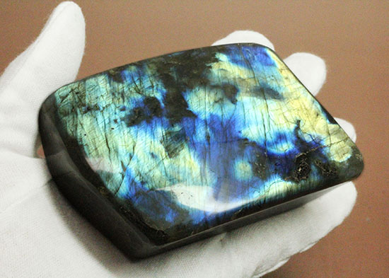 青と緑が共存する鉱物ラブラドライト(Labradorite)（その2）