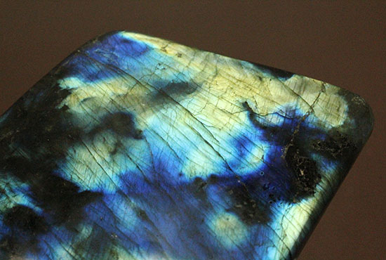 青と緑が共存する鉱物ラブラドライト(Labradorite)（その4）