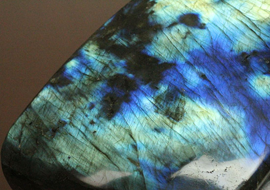 青と緑が共存する鉱物ラブラドライト(Labradorite)（その5）