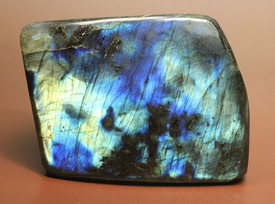 青と緑が共存する鉱物ラブラドライト(Labradorite)（その9）