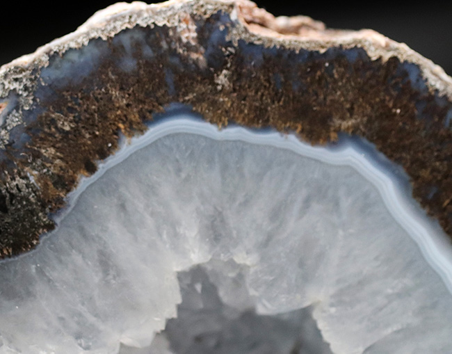 石の上にも三年ではなく数十万年！？氷のような水晶＆メノウが面白い！ブラジル産ジオード（その3）