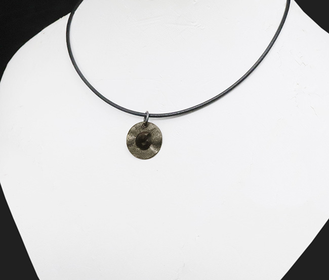 モロッコ産のアンモナイト（Ammonite）を使ったペンダントトップ（革紐付き）（その1）