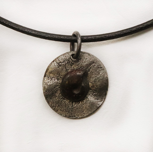 モロッコ産のアンモナイト（Ammonite）を使ったペンダントトップ（革紐付き）（その2）
