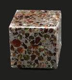 人気！贅沢にもキューブ型にカットされた、ケニア産のパラサイト隕石