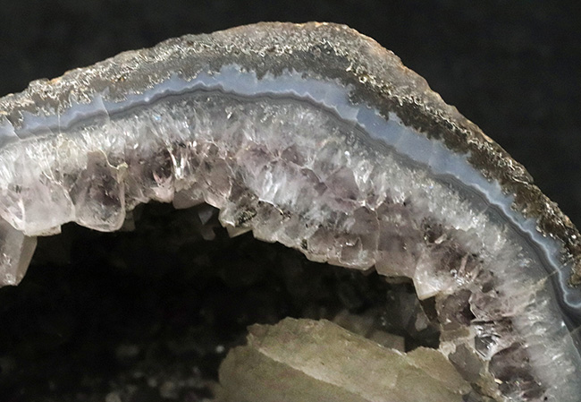 硬い火山岩でできたヘルメット!迫力あり、1キロオーバー!ブラジル産の石英結晶、ジオード(その2)