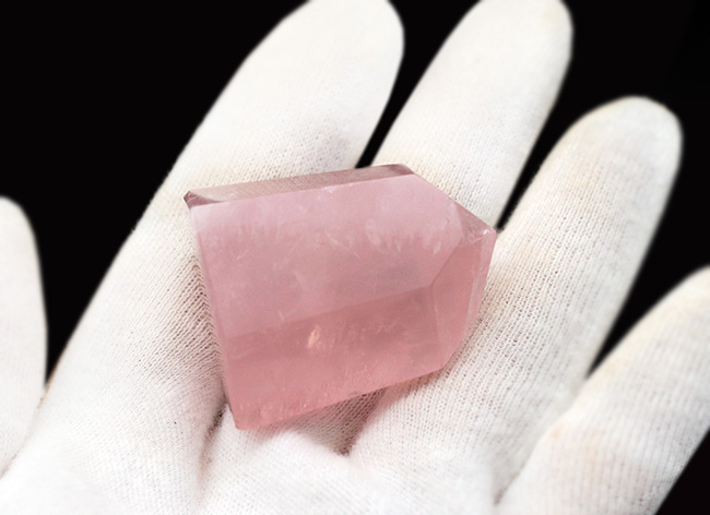 鮮やかな透明度の高いピンクを呈するバラ石英、ローズクォーツ（Rose quartz）（その2）