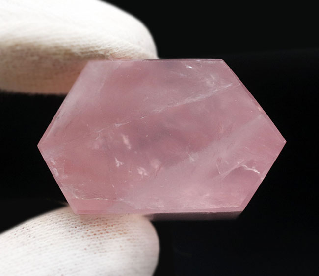 鮮やかな透明度の高いピンクを呈するバラ石英、ローズクォーツ（Rose quartz）（その3）