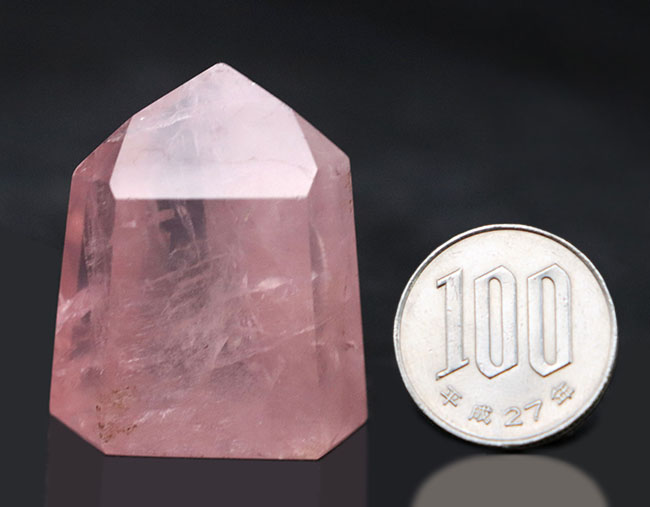 鮮やかな透明度の高いピンクを呈するバラ石英、ローズクォーツ（Rose quartz）（その6）