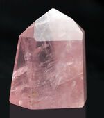 鮮やかな透明度の高いピンクを呈するバラ石英、ローズクォーツ（Rose quartz）