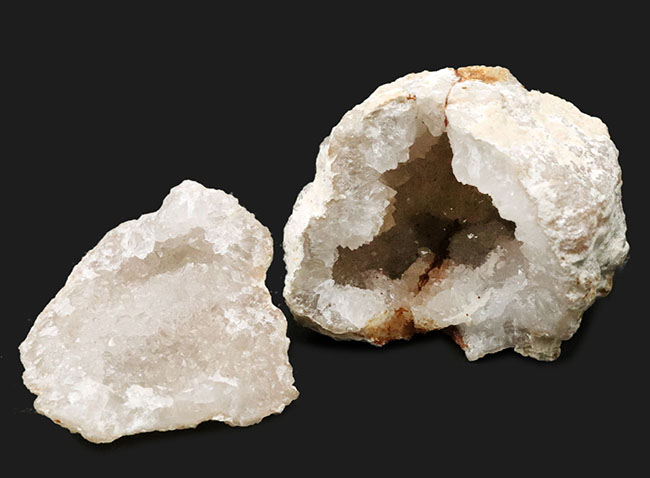 地下深くで形成された典型的なジオード(Geode)標本。開閉可能な蓋付きの魅惑的な天然岩石(その1)