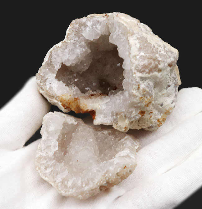 地下深くで形成された典型的なジオード（Geode）標本。開閉可能な蓋付きの魅惑的な天然岩石（その2）
