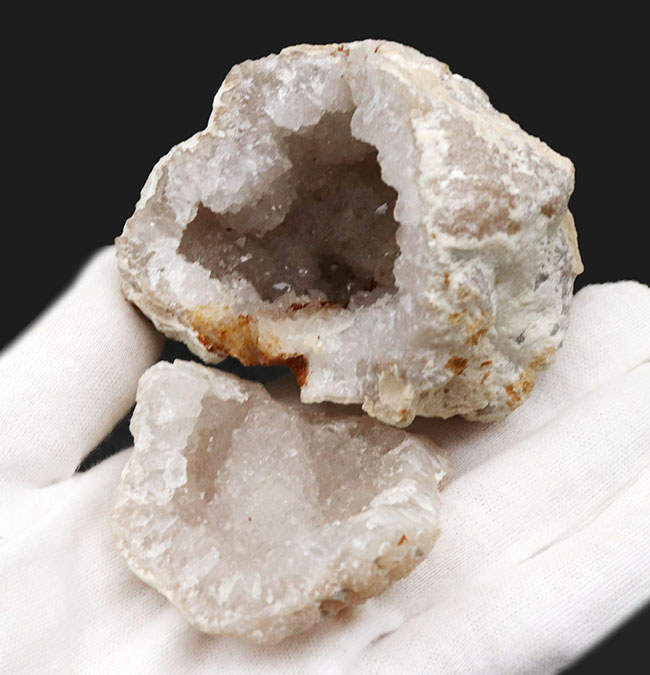 地下深くで形成された典型的なジオード(Geode)標本。開閉可能な蓋付きの魅惑的な天然岩石(その2)