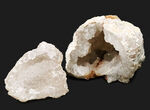 地下深くで形成された典型的なジオード（Geode）標本。開閉可能な蓋付きの魅惑的な天然岩石