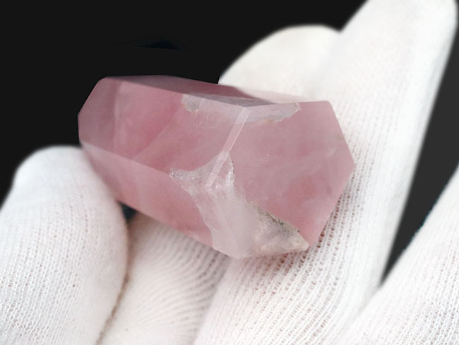 優美な淡いピンクの美、石英結晶の多彩な表情の一つ、 ローズクォーツ（Rose Quartz）（その3）