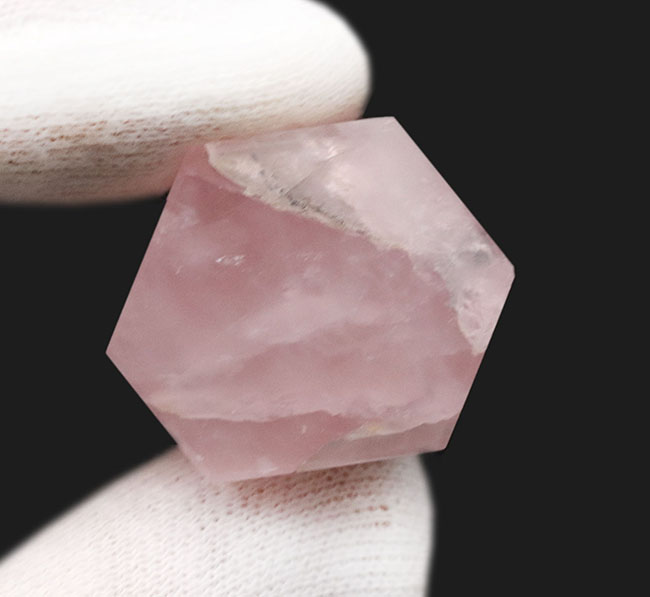 優美な淡いピンクの美、石英結晶の多彩な表情の一つ、 ローズクォーツ（Rose Quartz）（その4）