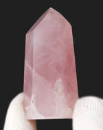 優美な淡いピンクの美、石英結晶の多彩な表情の一つ、 ローズクォーツ（Rose Quartz）