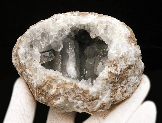 これぞジオード！自然界が作り出した宝箱、美しい石英結晶が立ち並ぶ