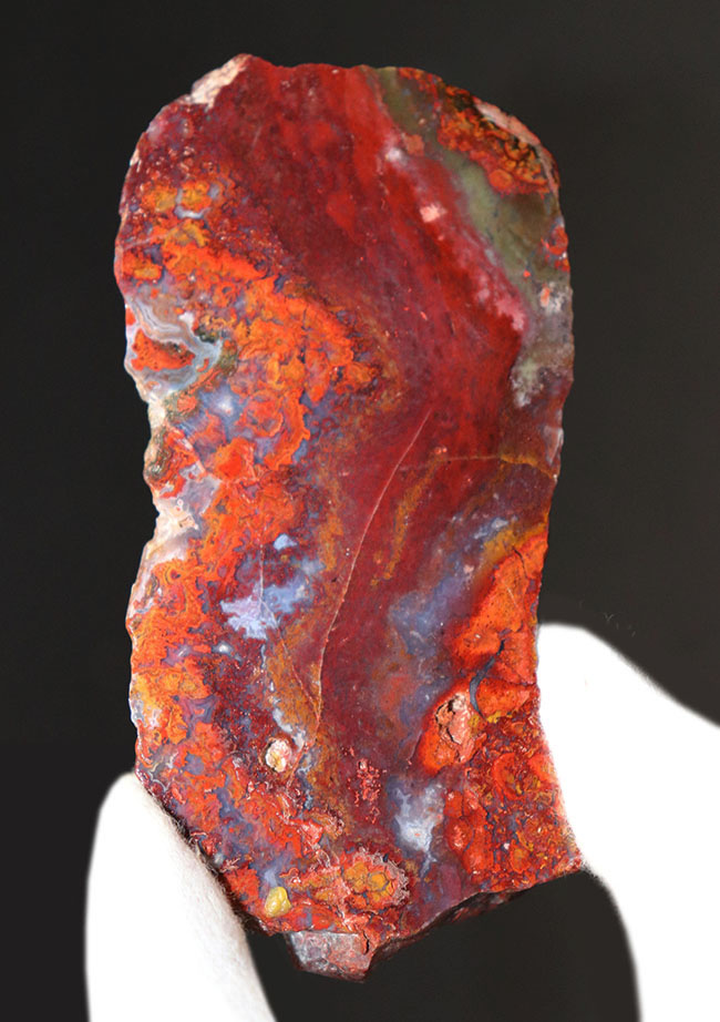 ナチュラルな鉱物でありながら、これほどまでに濃い赤を呈する、非常に個性的なハンガリー産の赤メノウ（Agate）（その1）