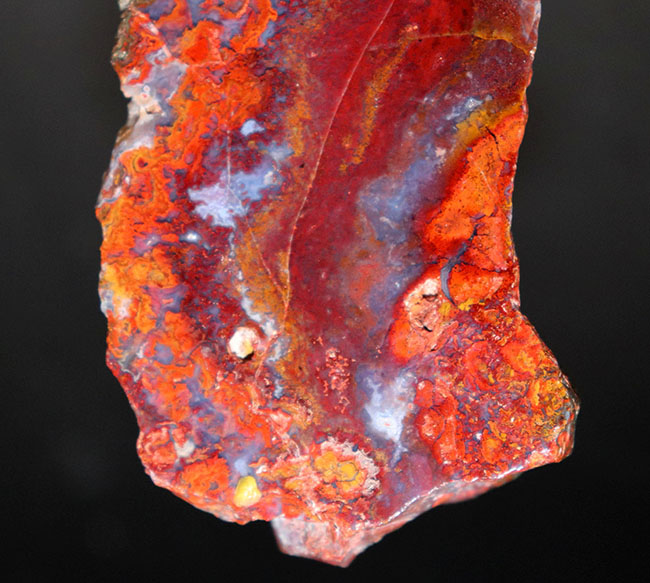 ナチュラルな鉱物でありながら、これほどまでに濃い赤を呈する、非常に個性的なハンガリー産の赤メノウ（Agate）（その3）
