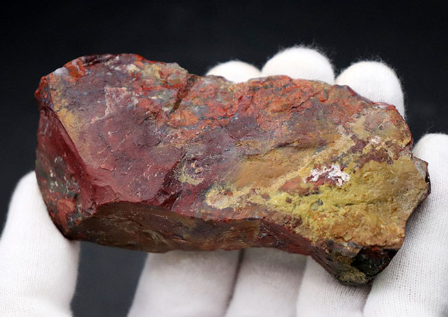 ナチュラルな鉱物でありながら、これほどまでに濃い赤を呈する、非常に個性的なハンガリー産の赤メノウ（Agate）（その5）