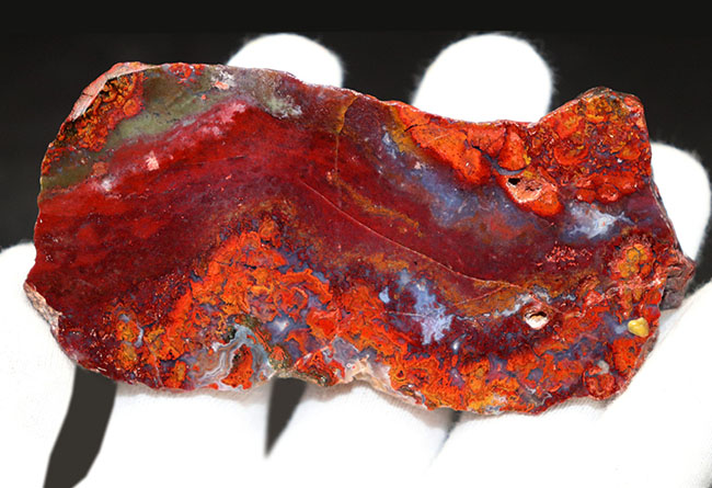 ナチュラルな鉱物でありながら、これほどまでに濃い赤を呈する、非常に個性的なハンガリー産の赤メノウ（Agate）（その6）