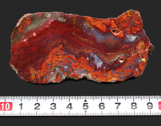 ナチュラルな鉱物でありながら、これほどまでに濃い赤を呈する、非常に個性的なハンガリー産の赤メノウ（Agate）（その8）