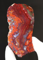 ナチュラルな鉱物でありながら、これほどまでに濃い赤を呈する、非常に個性的なハンガリー産の赤メノウ（Agate）