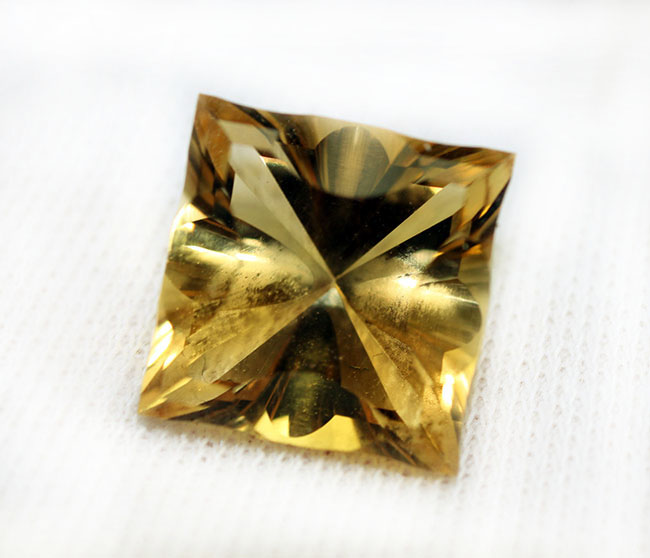 7カラット、宝石カットが施された、眩しいゴールデンイエローを呈する黄水晶（シトリン）（その2）